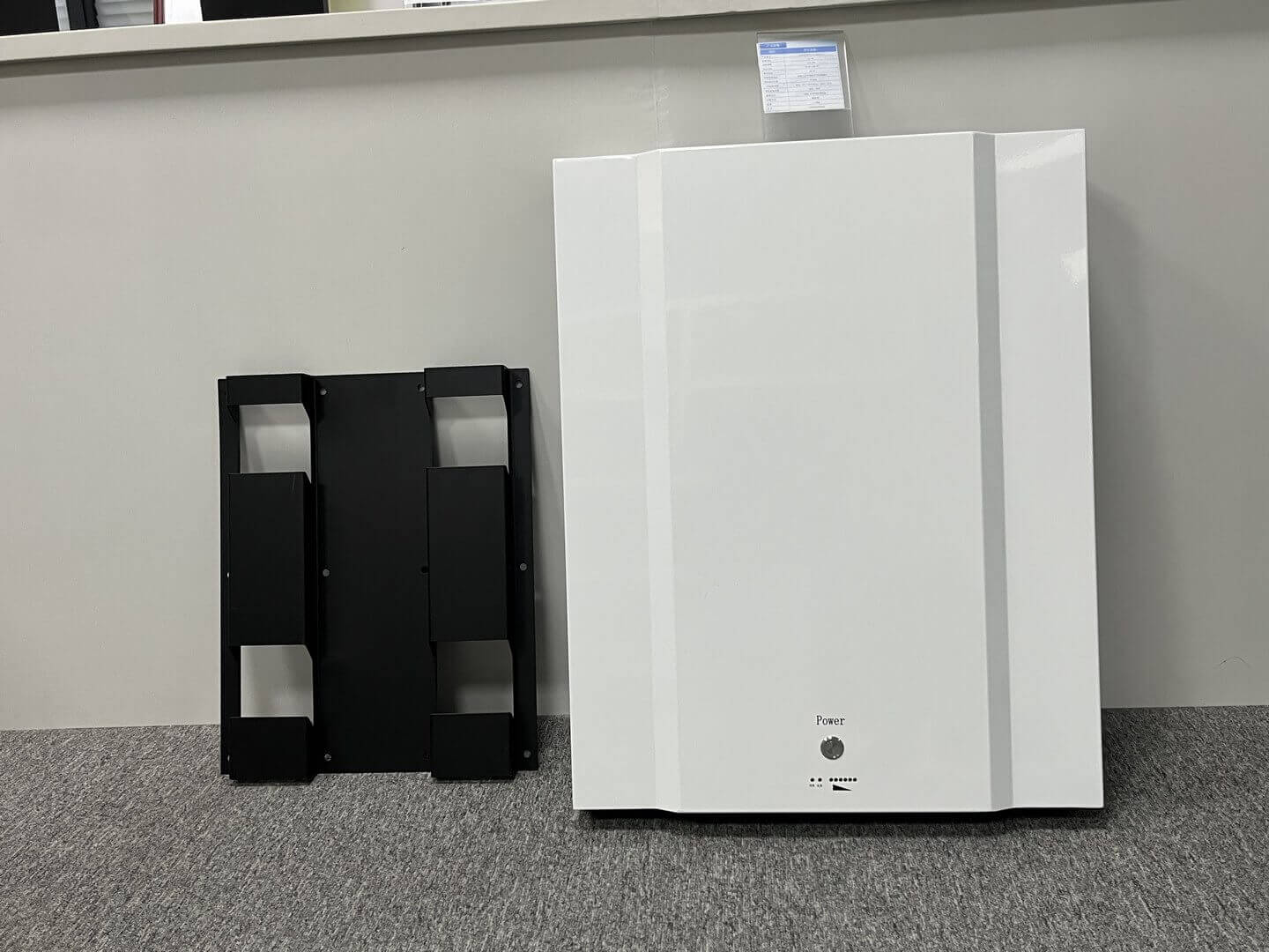 The display of wall mount battery and wall mount bracket in the sample room