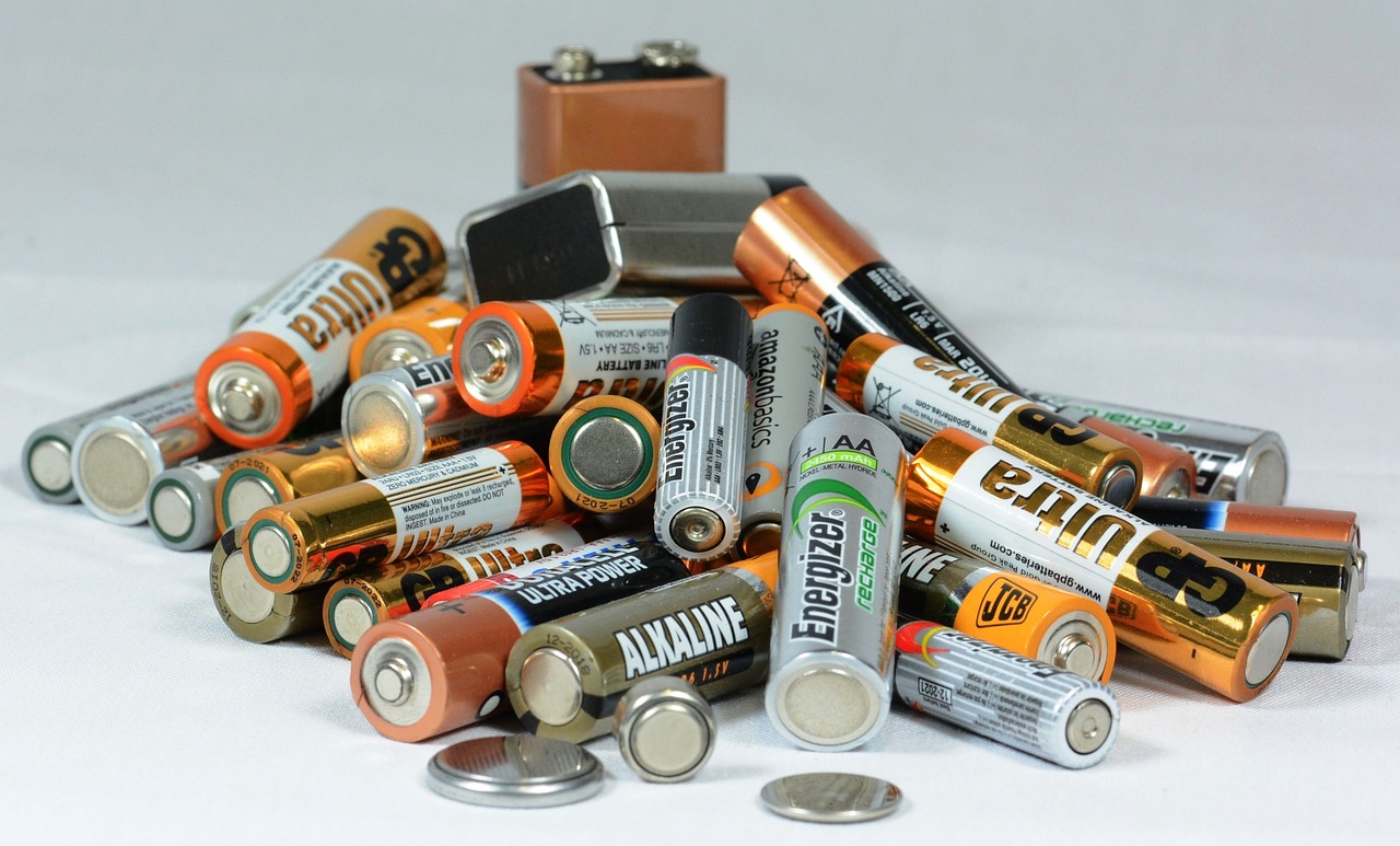 Piles et batteries qui fuient : 3 étapes simples pour les manipuler en  toute sécurité